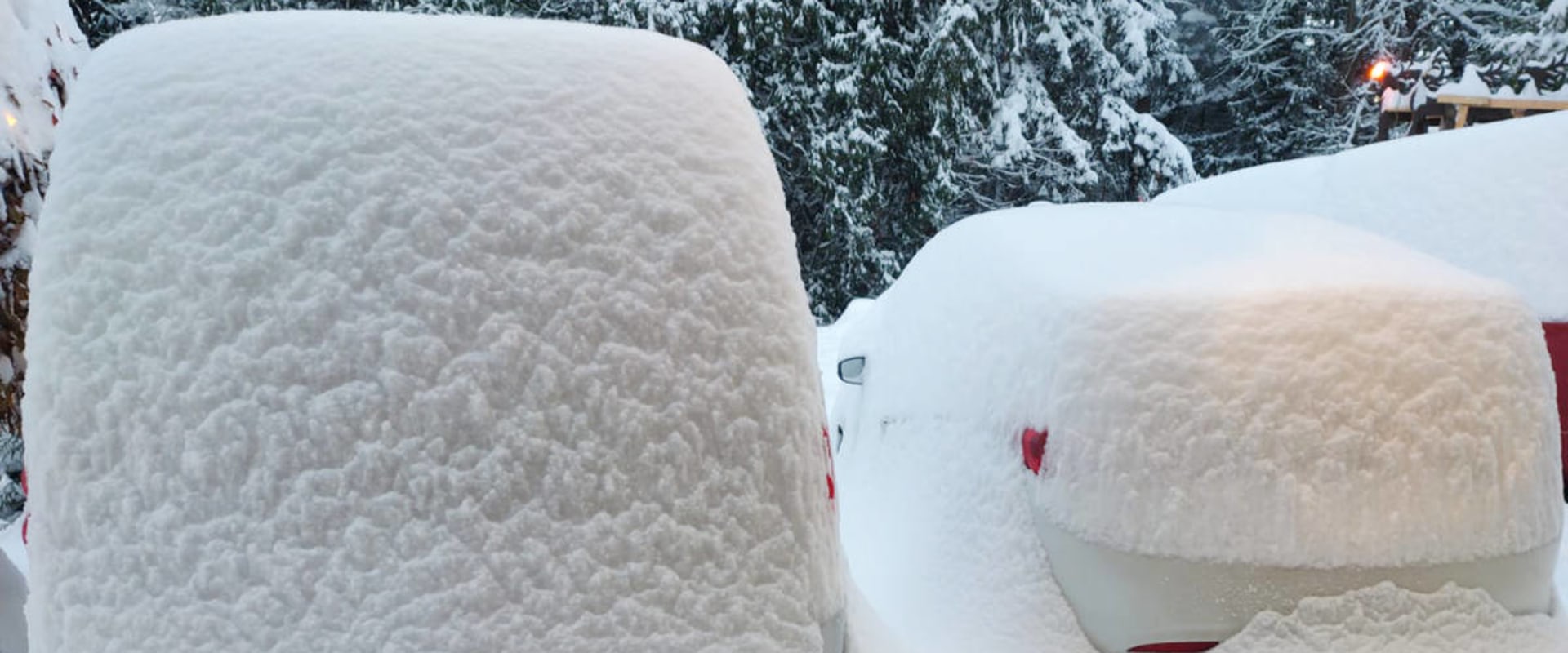 What is the average annual snowfall in fernwood, bc?